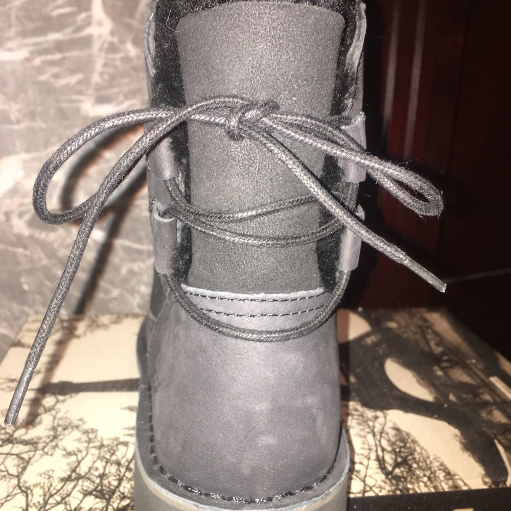 UGG Naiyah black shearling lined boots size 7.5 - Picture 6 of 6
